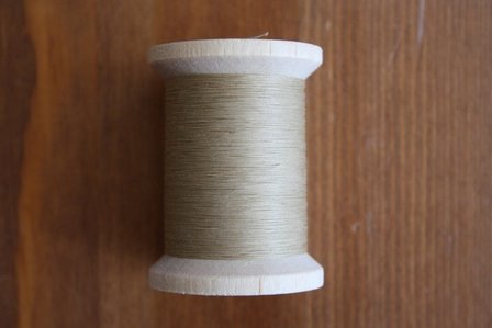 YLI 002 Ecru (500 yard) NIEUW MET PLASTIC KLOSJE